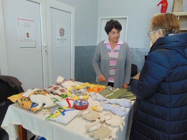 Ećim Hódi Eleonóra asztalán manók, törpék, mikulások és hóemberek sorakoztak