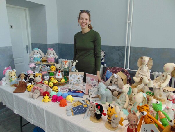 Palotás Lengyel Anna játékokkal, ajándéktárgyakkal érkezett