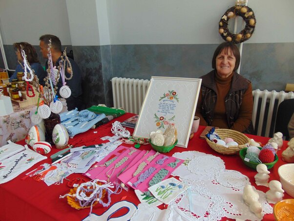 A magyarcsenyei Nőszervezet és Kézimunka Szakkör hímzett terítőkkel, horgolt díszekkel készült