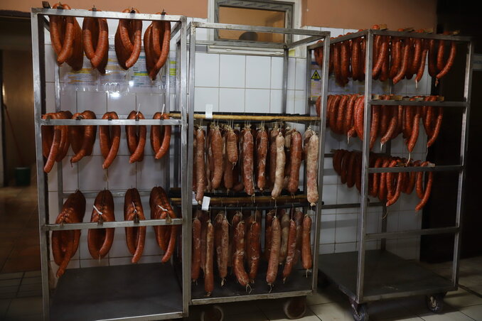 Füstölésre várnak a kolbászok és a téli szalámik (Fotó: Lakatos János)