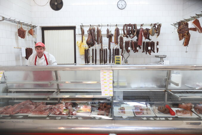 A Sógor vágóhíd kishegyesi üzlethelyisége (Fotó: Lakatos János)