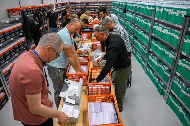 A Nemzeti Választási Iroda (NVI) munkatársai a levélszavazatokat számolják a szavazás lezárását követően (Fotó: MTI)