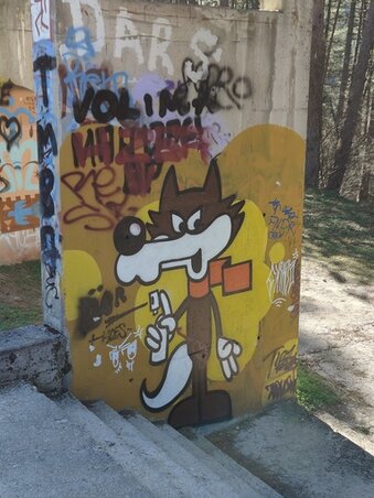 Vučko, az 1984-es szarajevói téli olimpia maszkotája a bobpálya tartóelemein