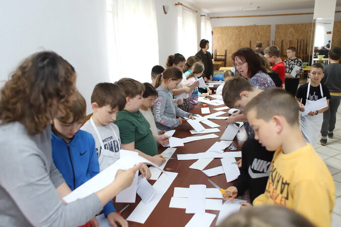 A foglalkozás részeként szakácssapkát is készítettek Zentagunarason / Fotó: Lakatos János