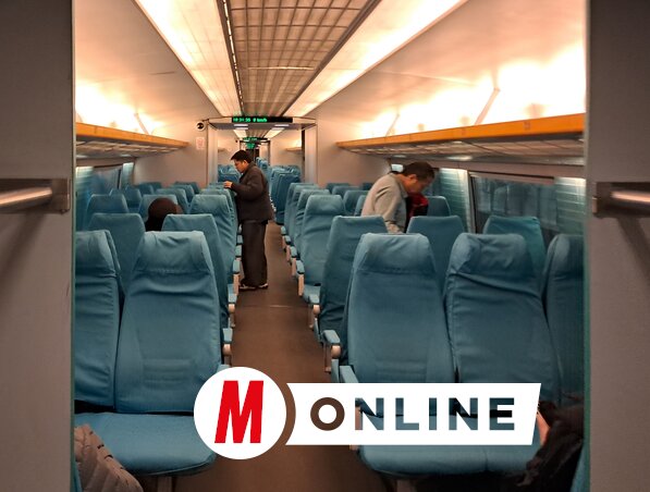 A vonatot, azaz a járművet, nem cserélték még egyszer sem. A beltér – egy kis túlzással – egy Szabadka és Zenta között közlekedő, Szürke Villám sínbusz belteréhez hasonlítható. Jócskán megkopott üléshuzatok, kapaszkodók, a padlóburkolat is „ki van nyalva” a több évtizedes taposástól. Nem firkálta össze senki, a falakat nem tarkítják szurkolói üzenetek. Illemhely nincs, 8 perces utazás mellé nem jár ez a fajta a luxus (Fotó: Szeli Balázs felvétele)