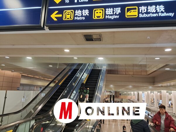 Érkezéskor a folyosórendszer elvezet a maglev állomásáig. Különkategóriás közlekedési lehetőségként kezelik, tekintettel a szolgáltatás színvonalára és sebességére, a jegy árát akár pénztárcabarátnak is tekinthetjük: az oda-vissza útért – ami nagyjából 60 km, és 16 perc vonatozás – a maglevet működtető cég – jó kéthetes bankkezelési késéssel – 1214,62 dinárt vett le a számlánkról. Úgy látszik azonban, hogy a helybelieknek ez is sok, ugyanis ottjártunkkor, szerdai napon, este 7 óra körül a több száz férő-
helyes járműben alig 15-20-an utaztunk. Ne felejtsük el azt, hogy a maglev A pontból B pontba fuvaroz, a sebesség miatt értelemszerűen útközbeni megállók nélkül, így
a végállomás lokációja nem felelhet meg éppen mindenkinek. A reptéri busz jóval lassúbb, de nyomvonala összehasonlíthatatlanul rugalmasabb (Fotó: Szeli Balázs felvétele)