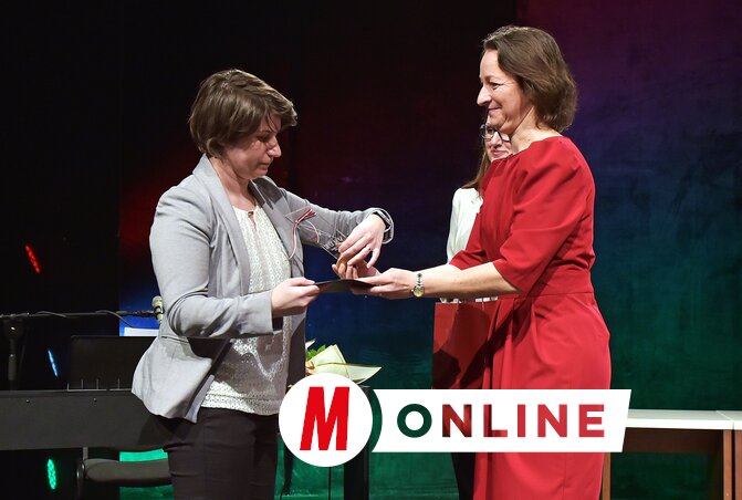 Az elismerést Homolya Horváth Ágnestől és Madár Anikótól vehette át/Gergely Árpád felvétele