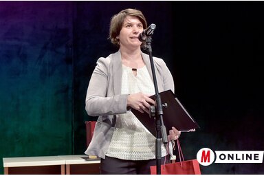 Erős Kincses Krisztina a Vajdasági Magyar Újságírók Egyesülete Év Újságírója díjával/Gergely Árpád felvétele