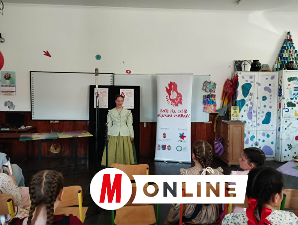 A magyarkanizsai Kávai Kata Kispiac környéki népdalokat adott elő/Kancsár Izabella felvétele