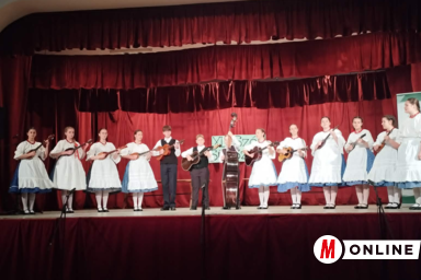 A péterrévei Kistücsök zenekar is bemutatkozott a vetélkedőn/Kancsár Izabella