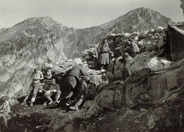 Lőállás a sziklás hegyoldalban (fortepan.hu)