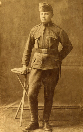 Húszévesen a frontra indulás előtt (családi archívum)