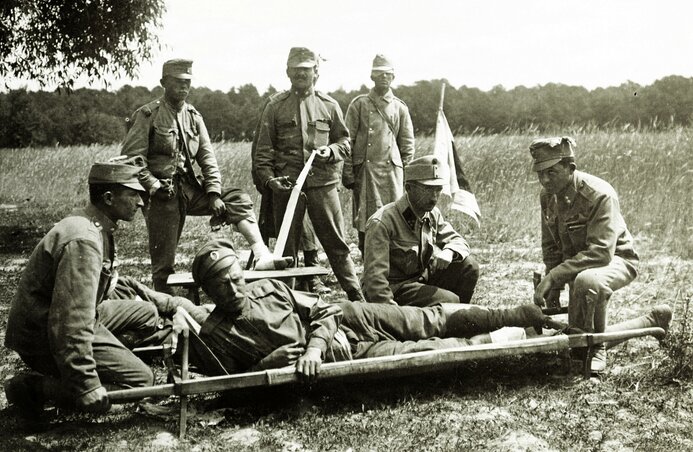 Sebesültek ellátása a front mögött (fortepan.hu)