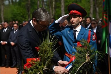 Aleksandar Vučić elhelyezi a megemlékezés koszorúját (Fotó: Képernyőfelvétel/buducnostsrbijeav/Instagram)
