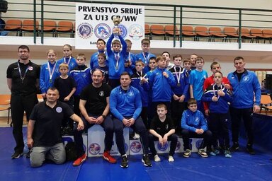 A Potisje korosztályos birkózói Magyarkanizsán