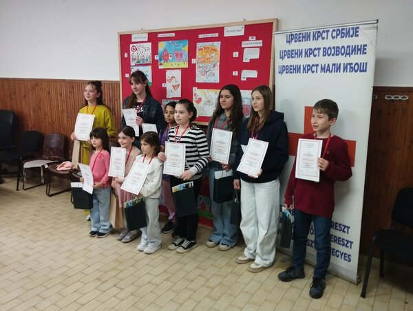 A Vér életet jelent pályázat nyertesei / Fotó: Vöröskereszt Kishegyes községi szervezete