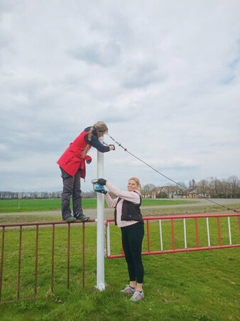 Kečenović Mónika és Solymosi Enikő készítik elő a pályát a lóversenyekre
