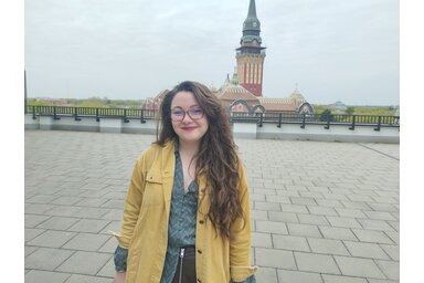 Némedi Emese a színházépület teraszán/Fotó: Lukács Melinda