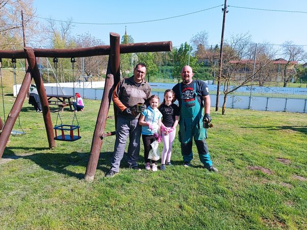 A játszótéri elemek is megújultak. Többen gyerekekkel érkeztek a munkaakcióra / Fotó: Kazinczy Paszterkó Diana
