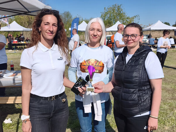 Milena Alargić a női versenyzők képviselőivel