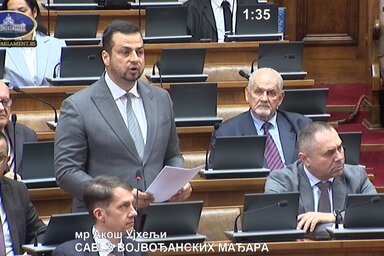 Újhelyi Ákos szerint Szerbia már bizonyította válságkezelő képességét, ugyanakkor a jelenlegi gazdasági bizonytalanság újabb, célzott intézkedéseket tehet szükségessé (Szerbiai Képviselőház)