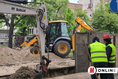 A Makszim Gorkij utcában folytatódik a csatornázás, valószínű, hogy szeptember közepéig lesz érvényben a forgalomkorlátozás (Fotó: Dávid Csilla felvétele)