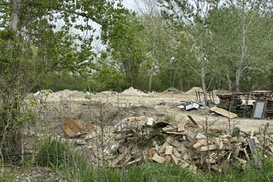 A Kövesbe már évek óta teherautókkal hordják a hulladékot, leginkább építkezési jellegű anyagról van szó (Fotó: Újvidéki önkormányzat)