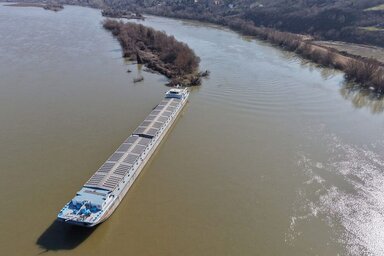 Az úszó alkalmatosság „átcsusszant” a hídlábak között, útközben nem ütközött bele semmibe, és nem okozott kárt (Fotó: Udruženje profesionalnih lađara Srbije)