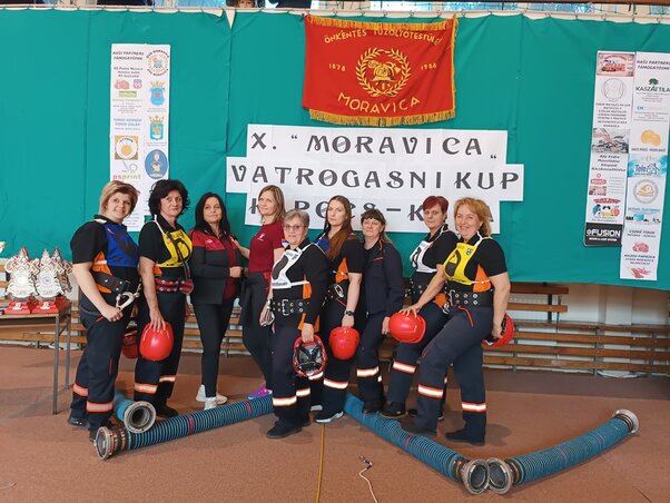 A gunarasi hölgyek B csapata és a szurkolók