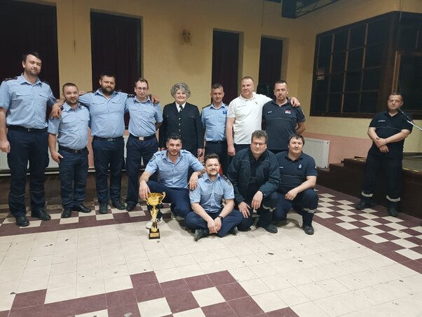 A férfiak nyertes A és B csapata, Leskovec és Bácskossuthfalva tűzoltói Zorica Rankovval