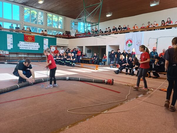 A felszerelés a gyerekek közreműködésével került a helyére egy-egy gyakorlat után