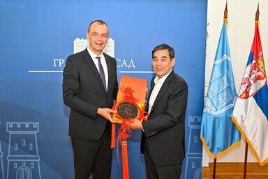 A delegációt Đurađ Jakšić alpolgármester fogadta a városházán (Fotó: Grad Novi Sad)