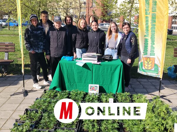 A mezőgazdasági iskola csapata bársonyvirággal érkezett (Fotó: Tóth Péter felvétele)