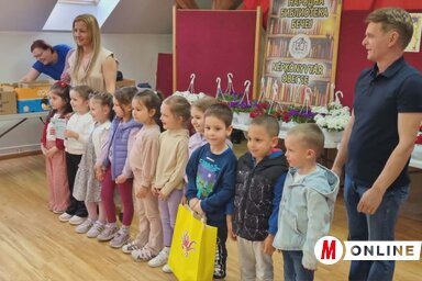 A díjakat Kis Zoltán, az Ökobecse Polgári Egyesület elnöke és Lovas Đijanta, az Óbecsei Népkönyvtár igazgatónője adták át  (Fotó: Kancsár Izabella felvétele)