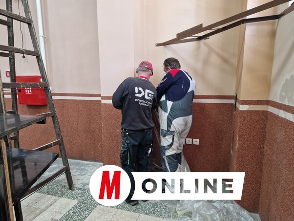 A mesterek a belső tereket festik (Fotó: Bartus Bella felvétele)