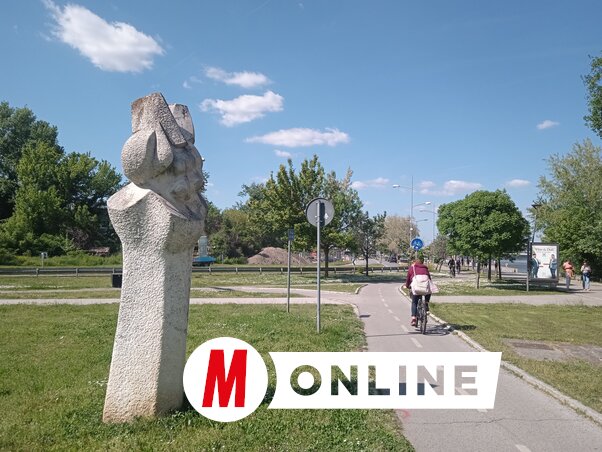 A Kővirág c. alkotás 1975 óta áll a Lázár cár sugárút és a sétány kereszteződésénél, a park területén (Fotó: Szeli Balázs felvétele)