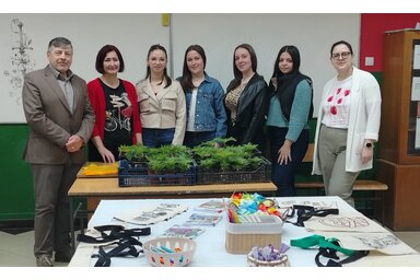 Tóth Péter/Dr. Horváth Zsolt igazgató, Nagy Ágota tanárnő és a diákok