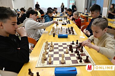Fiatal sakkozók mérik össze tudásukat a Jó Pajtás sakktornán, koncentrációval és stratégiai gondolkodással a táblák fölött (Fotó: Dávid Csilla felvétele)