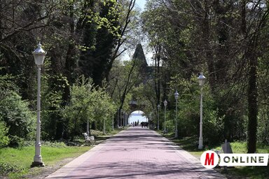 A Vigadó mint a századfordulós fürdőhely társadalmi életének központja a park kapujaként ismert víztoronytól vezető sétány tengelyében építetett (Molnár Edvárd felvétele)