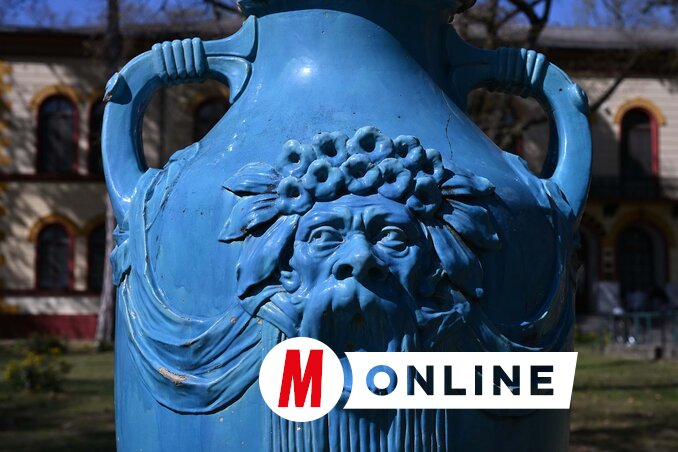 A Zsolnay váza egy részlete (Molnár Edvárd felvétele)