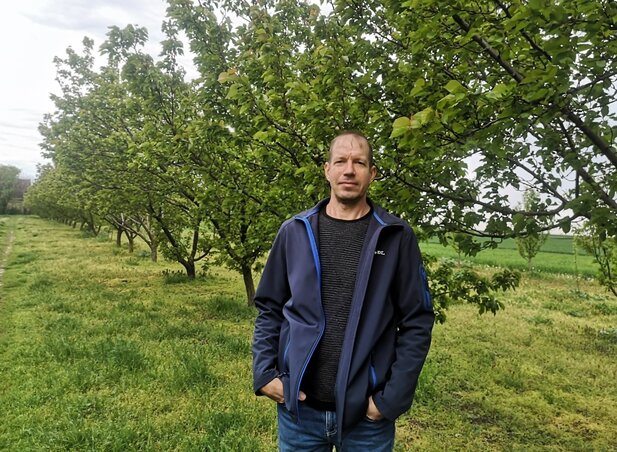 Horkai Zsolt a gyümölcsösében (Tóth Péter felvétele)