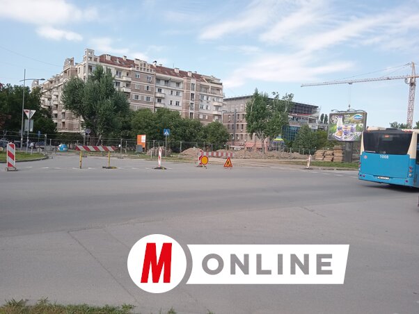 A Lazar cár sugárút és a Stevan Musić utca kereszteződését mindkét sávban lezárták
(fotónkon), a munkatempót követve elmondhatjuk, hogy ez a helyzet biztosan megmarad az ünnep utáni időszakig. A gyalogos- és kerékpárforgalmat nem korlátozták. A közeli Makszim Gorkij utcában a csatornázási munkálatok elérték a Fehér Ferenc teret, a korábbi szakasz munkatempójából ítélve elmondhatjuk, hogy a kerítéseket május végén viszik el, azaz továbbviszik, valószínűleg a Stražilovo utca kereszteződésének irányába (Fotó: Szeli Balázs felvétele)