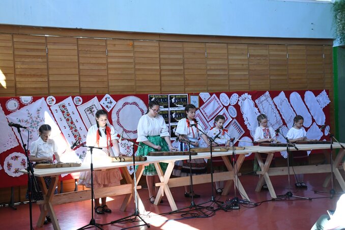 A torontálvásárhelyi Torontál húr citeracsoport gyermekdalokat játszott