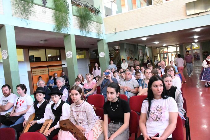 A vetélkedő közönségének egy része