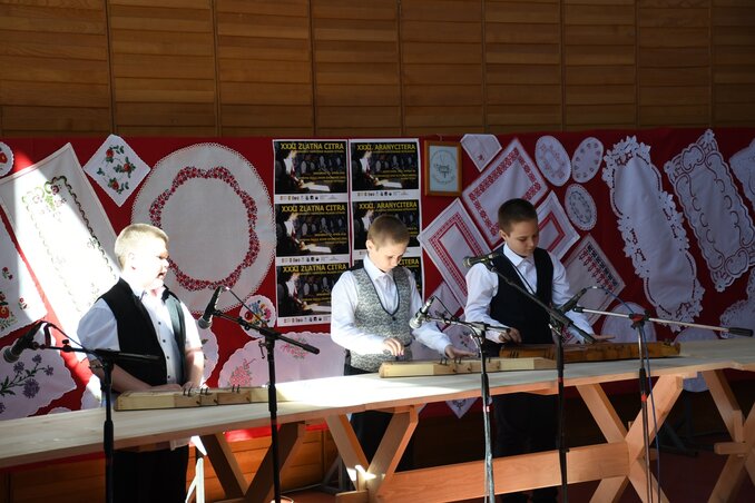 A padéi Szervó Mihály Általános Iskola csoportja ugrósokkal lépett fel