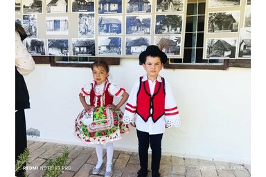 Népviselet és archív fotók a jövő generációi által éltetve /Fotó: L. Móger Tímea