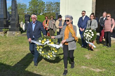 A Szabadkai Zsidó Hitközség és a zentai önkormányzat képviselői megkoszorúzták a deportált zsidók emlékhelyét (Gergely Árpád felvétele)