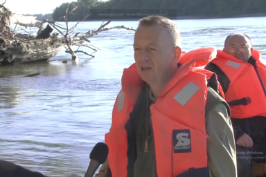 Kókai Roland a helyszínen nyilatkozik (Fotó: Youtube/Screenshot)