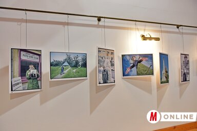 A tárlaton polaroid kísérletek, kézzel színezett fekete-fehér fényképek és dokumentarista jellegű stúdióportrék is megjelennek (Fotó: Gergely Árpád)