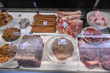 A legnépszerűbb termék ilyenkor a csevap, a pljeskavica és a rostélykolbász / Fotó: Molnár Edvárd